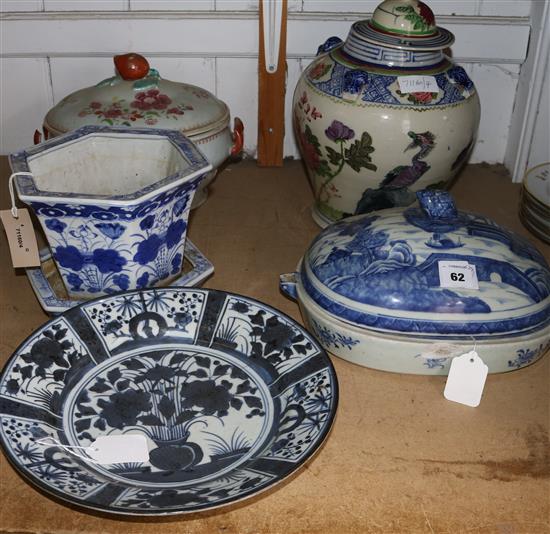 Chinese blue & white shallow dish, jardiniere & Nanking warming dish and a Qianlong famille rose tureen (faults)